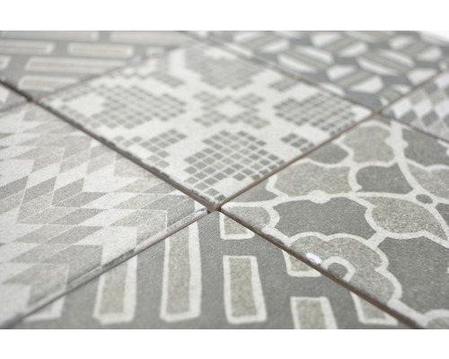 Nahaufnahme von verschiedenen grauen gemusterten Fliesen