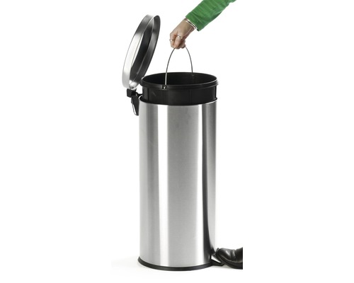 Treteimer aus Edelstahl mit herausnehmbarem Inneneimer in geöffnetem Zustand