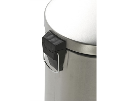 Detailansicht eines Abfallbehälters aus Metall mit schwarzer Halterung