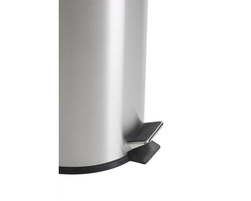 Detailaufnahme eines runden Treteimers aus Metall mit Fußpedal