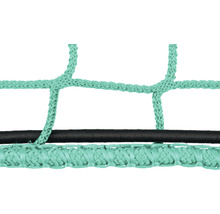 Detailansicht eines Trampolinnetzes mit schwarzem Spannband