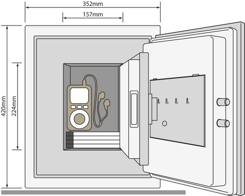 Geöffneter Tresor mit Größenangaben, Inhalt: Musikabspielgerät und Kopfhörer