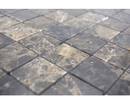 Nahaufnahme von quadratischen Mosaikfliesen aus Naturstein