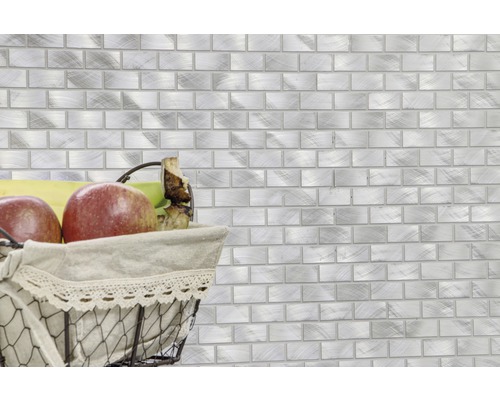 Wandfliesen in Steinoptik und Korb mit Äpfeln