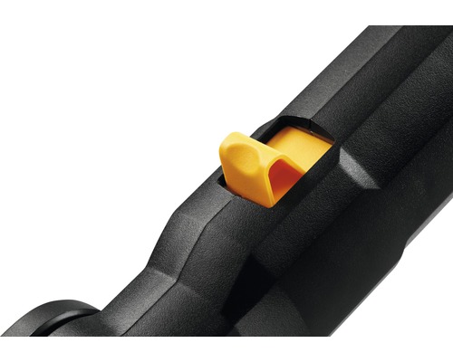 Detailansicht einer schwarzen Gartengeräteverlängerung mit gelbem Verstellhebel