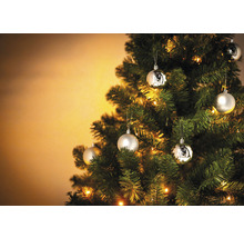 Geschmückter Weihnachtsbaum mit Christbaumkugeln und Beleuchtung.