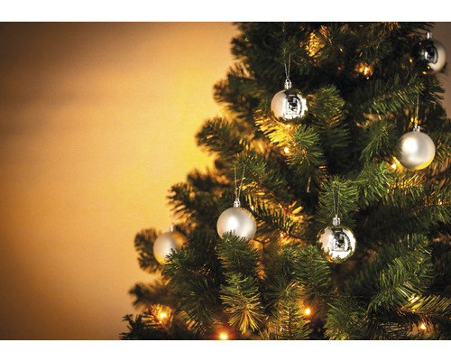 Geschmückter Weihnachtsbaum mit Christbaumkugeln und Beleuchtung.