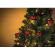 Geschmückter Weihnachtsbaum mit Christbaumkugeln und Beleuchtung