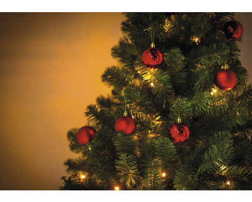 Geschmückter Weihnachtsbaum mit Christbaumkugeln und Beleuchtung