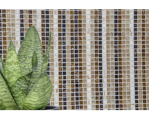 Mosaikfliesenwand mit Pflanzenakzent