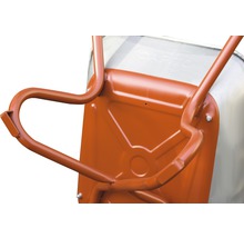 Detailansicht einer Schubkarre mit Metallwanne und Stahlgestell