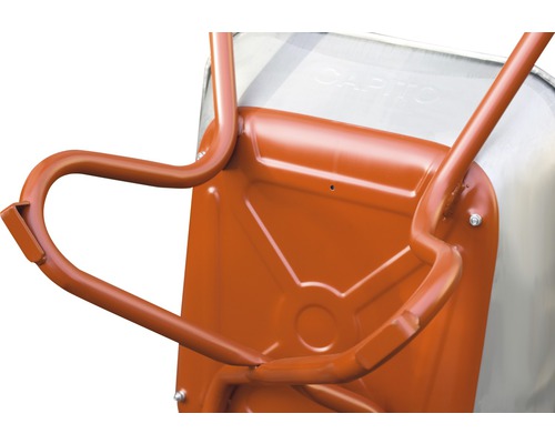 Detailansicht einer Schubkarre mit Metallwanne und Stahlgestell