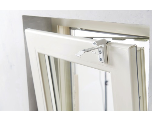 Detailansicht eines geöffneten Fensters mit Beschlag