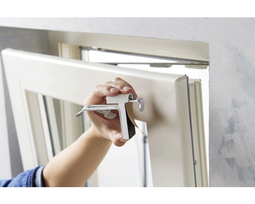 Person montiert ein Fenster mit Befestigungsclip