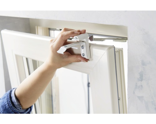 Montage eines Fenstergetriebes an einem Fensterrahmen