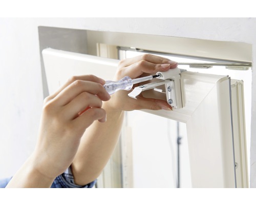 Fenster wird mit Schraubendreher montiert