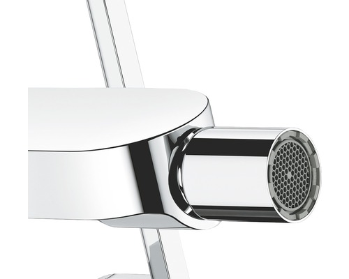 Nahaufnahme eines verchromten Wasserhahn-Auslaufs mit Perlator