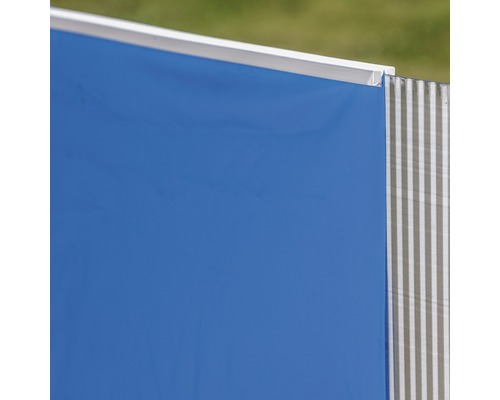 Detailansicht einer blauen Sichtschutzwand mit weißem Rahmen und Streifenmuster