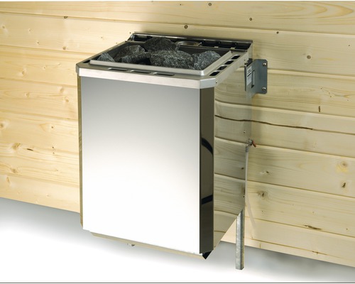 Saunaofen aus Metall mit Steinen an einer Holzwand