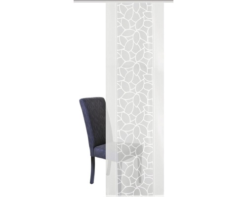 Dekoschals mit Blattmuster neben einem Stuhl