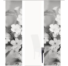 Schiebegardine mit Blumenmuster vor einem Stuhl