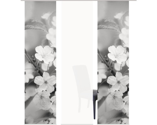 Schiebegardine mit Blumenmuster vor einem Stuhl