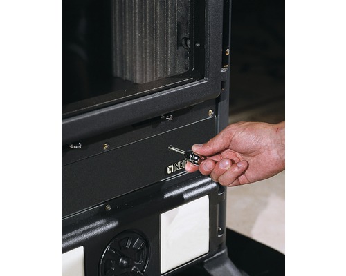 Detailaufnahme eines Kaminofens mit Schlüsselbedienung und Nordpeis Logo