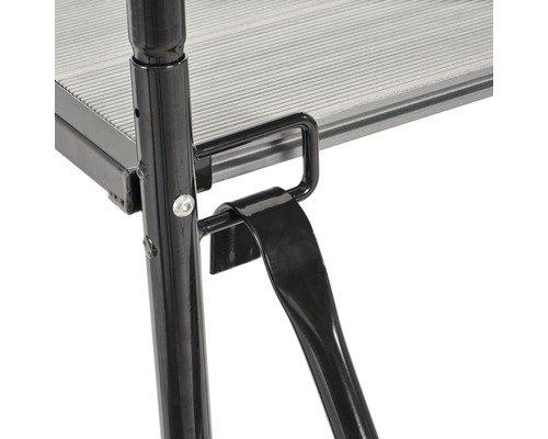 Detailansicht einer Arbeitsbühne mit Geländer und Leiter