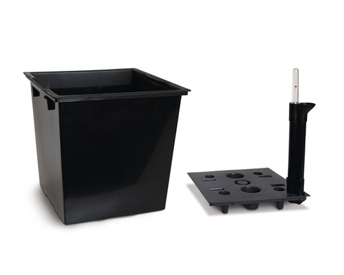Schwarzer Pflanzkasten mit Bewässerungssystem