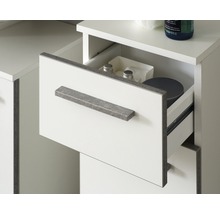 Geöffneter Badezimmerschrank mit Schublade zur Aufbewahrung von Badutensilien