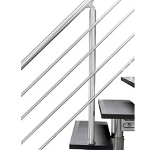 Detail einer Treppe mit Metallgeländer und dunklen Stufen