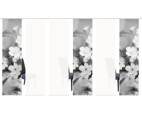 Schiebegardine mit Blumenmuster und Stuhl