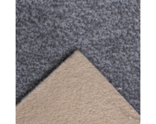 Nahaufnahme eines grauen Teppichbodens mit beiger Rückseite