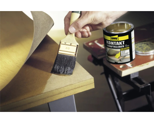 Uhu Kontakt Kraftkleber Dose mit Pinsel beim Auftragen auf ein Werkstück