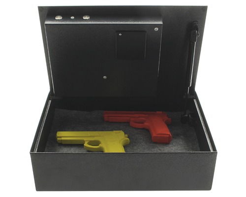Geöffneter Tresor mit zwei Pistolenattrappen