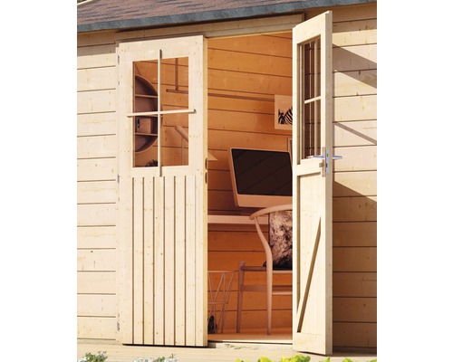 Holzgartenhaus mit geöffneten Doppeltüren und Büroausstattung