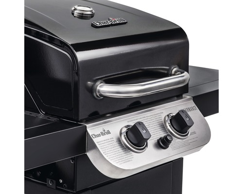 Detailansicht eines schwarzen Gasgrills mit silberfarbenen Bedienelementen und Griff.