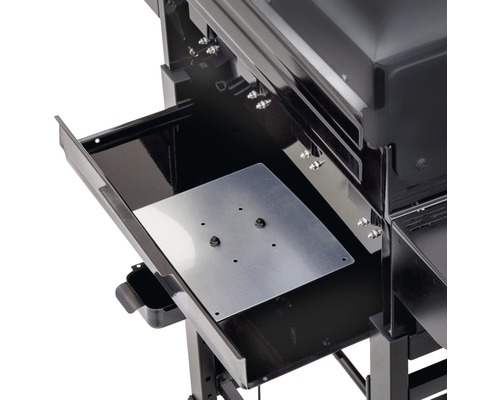 Grill mit offener Schublade und Metallplatte