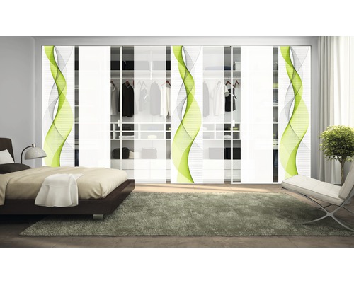 Schlafzimmer mit Schiebetürenschrank und dekorativem Design