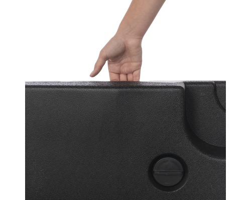 Detailaufnahme einer Hand, die einen Sonnenschirmständer aus Kunststoff trägt