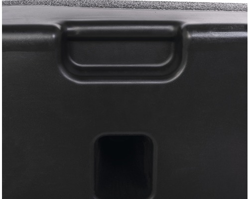 Detailansicht einer schwarzen Kunststoffbox mit Griff und Öffnung.