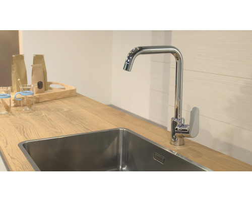 Küchenszene mit Spüle, Armatur und Holzarbeitsplatte