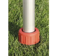 Detailansicht einer Stange mit roter Abdeckung auf einer Rasenfläche