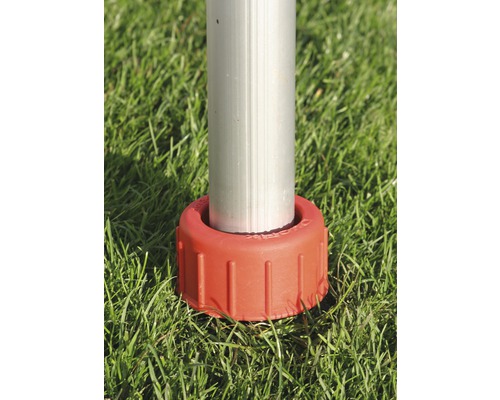 Detailansicht einer Stange mit roter Abdeckung auf einer Rasenfläche