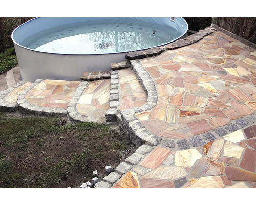 Szene mit einem Pool und einer Terrasse aus Natursteinen