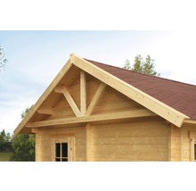 Detailansicht eines Holzhauses mit Giebeldach und Dachschindeln