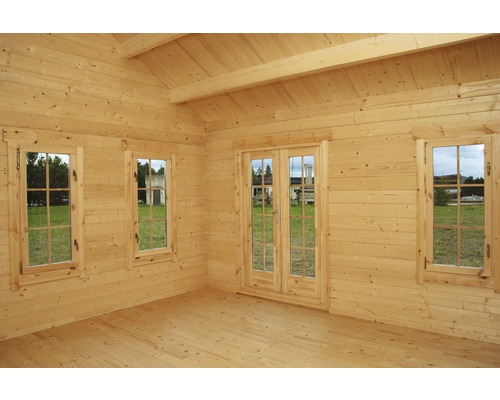 Innenraum eines hellen Holzhauses mit Fenstern und Doppeltür