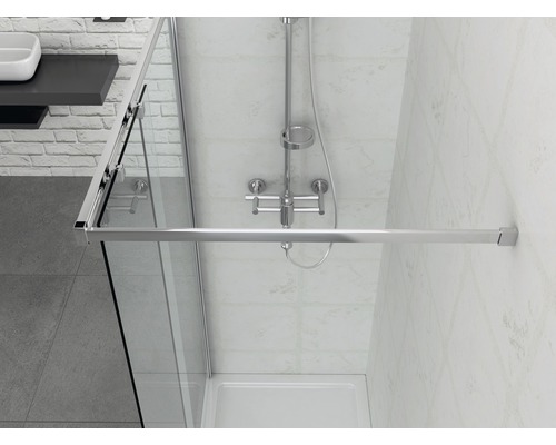 Detailaufnahme einer Duschkabine mit Duscharmatur im Badezimmer