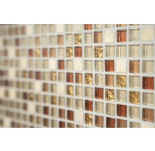 Detailaufnahme einer Wandfliese mit Mosaikmuster