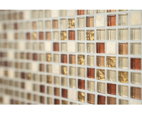 Detailaufnahme einer Wandfliese mit Mosaikmuster